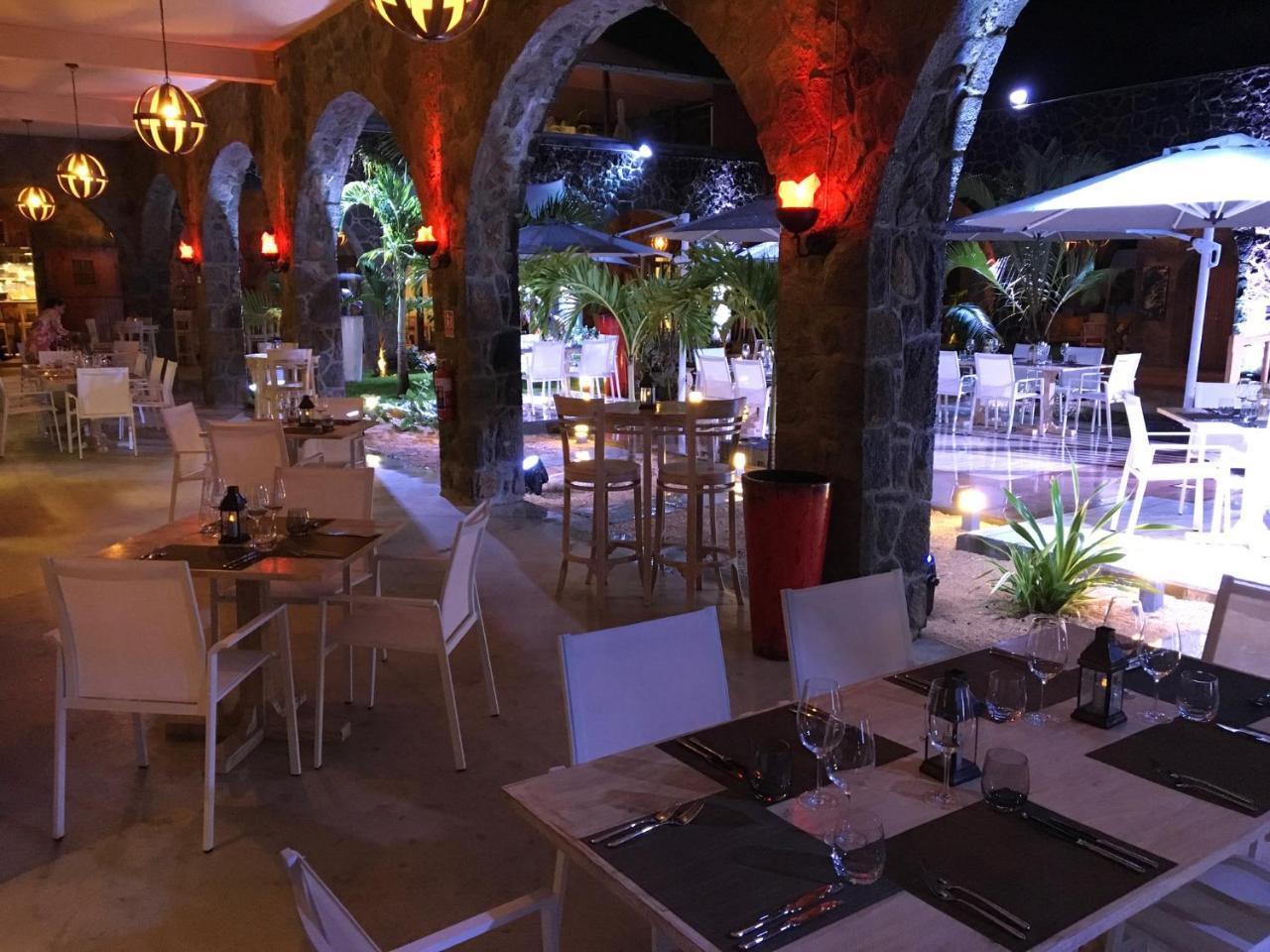 Hacienda Plaza Hotel Pereybere Beach Eksteriør billede