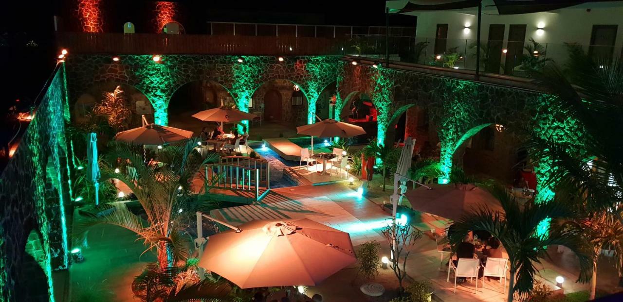 Hacienda Plaza Hotel Pereybere Beach Eksteriør billede
